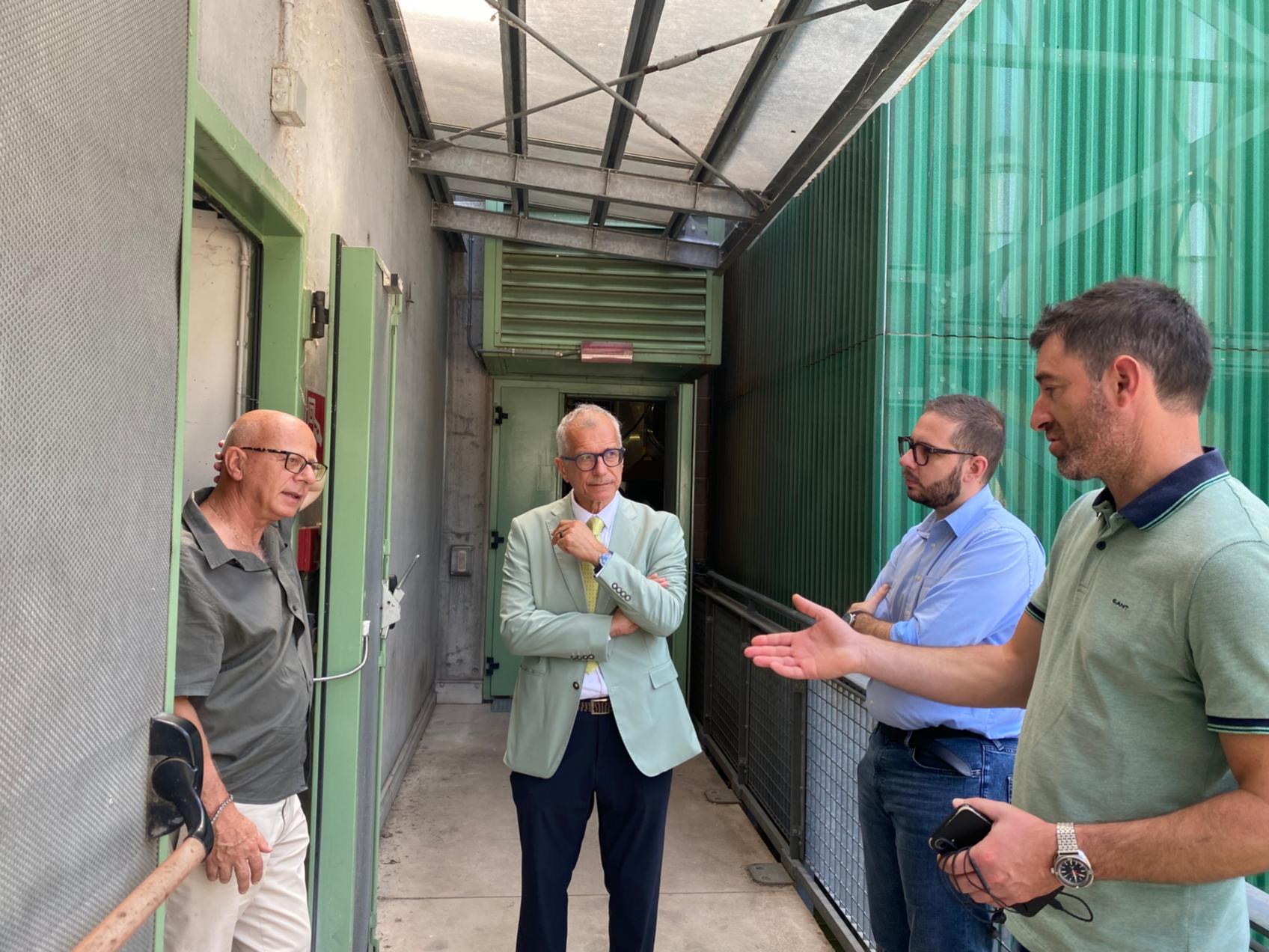 Il dg Piero Mauro Zanin, secondo da sinistra nella foto, durante la visita alla centrale
