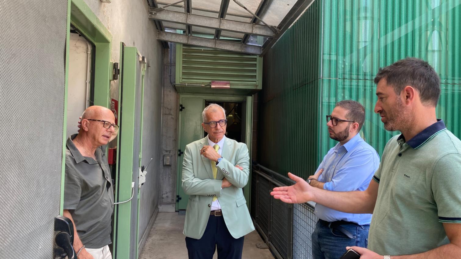Il dg Piero Mauro Zanin, secondo da sinistra nella foto, durante la visita alla centrale