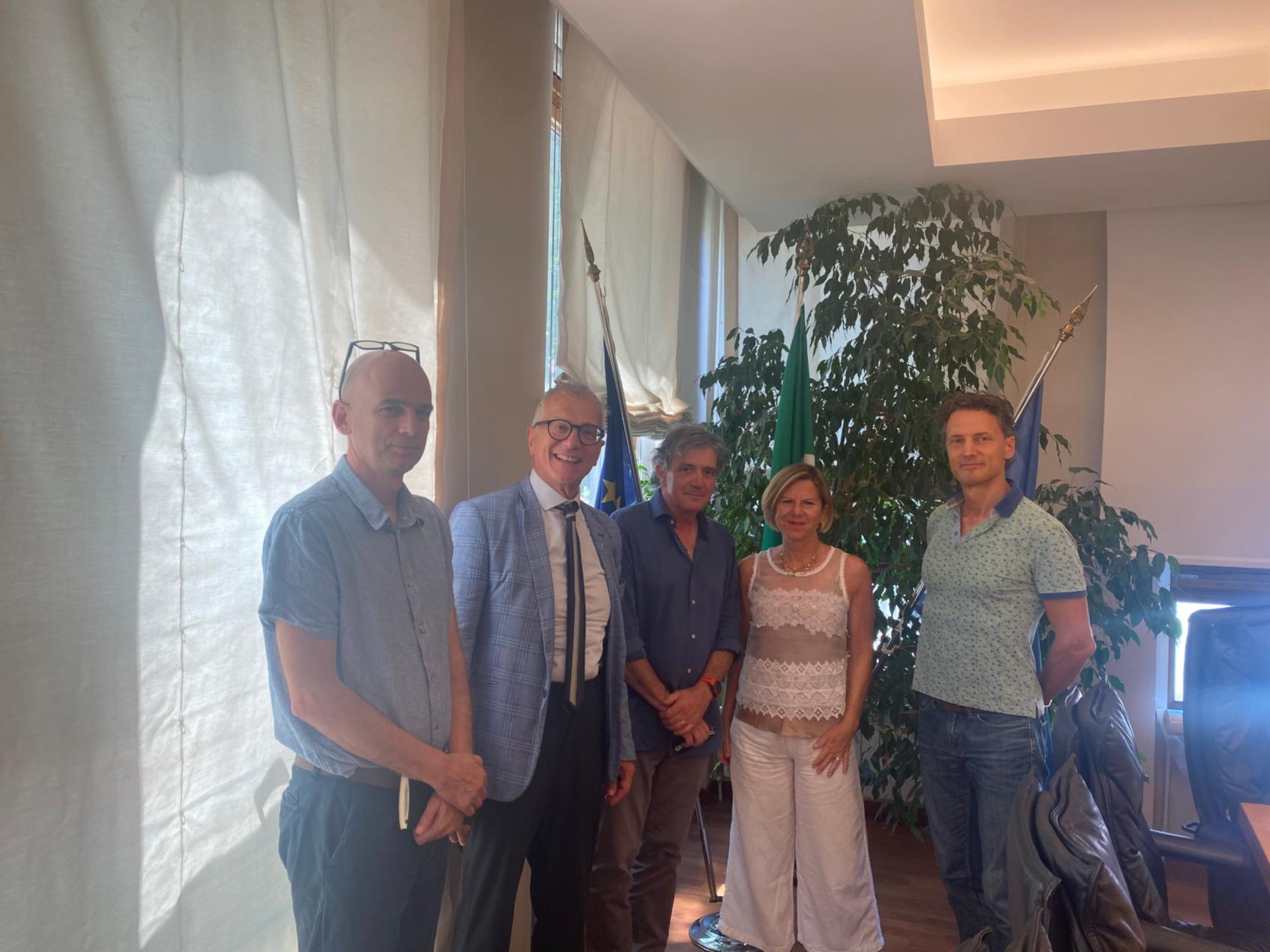 Il dg Piero Mauro Zanin, secondo da sinistra, assieme a tecnici e dirigenti di Ater Trieste