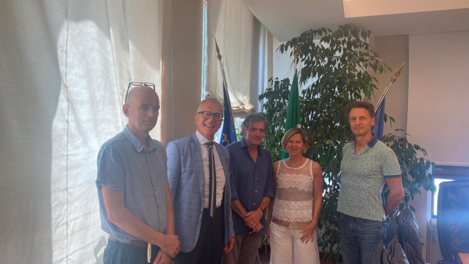 Il dg Piero Mauro Zanin, secondo da sinistra, assieme a tecnici e dirigenti di Ater Trieste