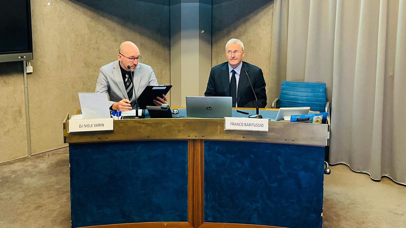 Franco Baritussio, presidente di Fvg Energia, accanto al moderatore Daniele Varin, a sinistra